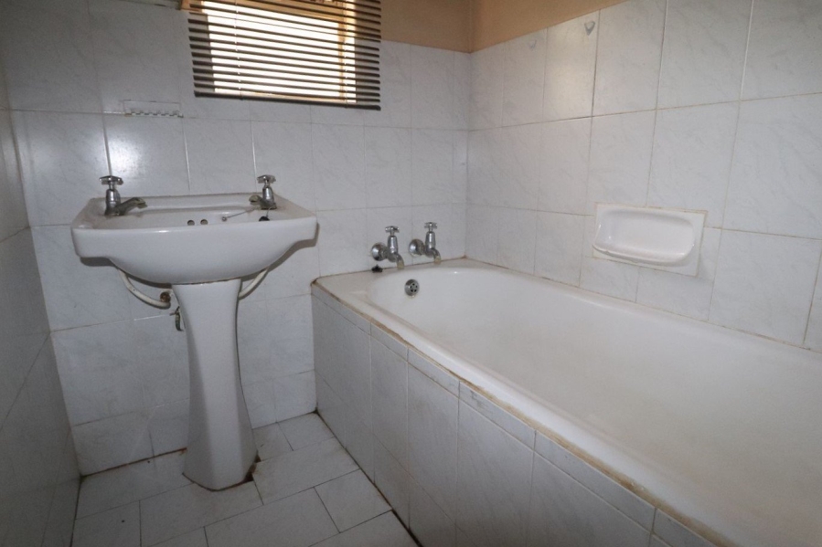 To Let 2 Bedroom Property for Rent in Adamayview North West